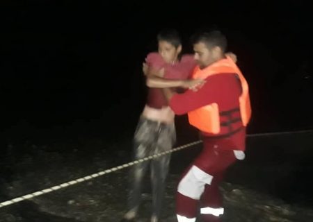 نجات دو خانواده گرفتار شده در رودخانه سیمره توسط نجاتگران هلال احمر