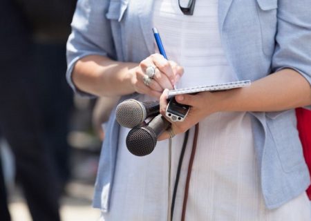 رسانه ها سختی های نقد را بر جان می خرند تا راه ها به بیراهه نرود