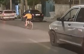 حرکت خطرناک یک پدر با فرزند خردسالش