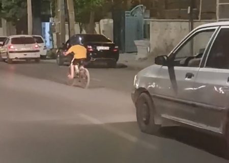 حرکت خطرناک یک پدر با فرزند خردسالش